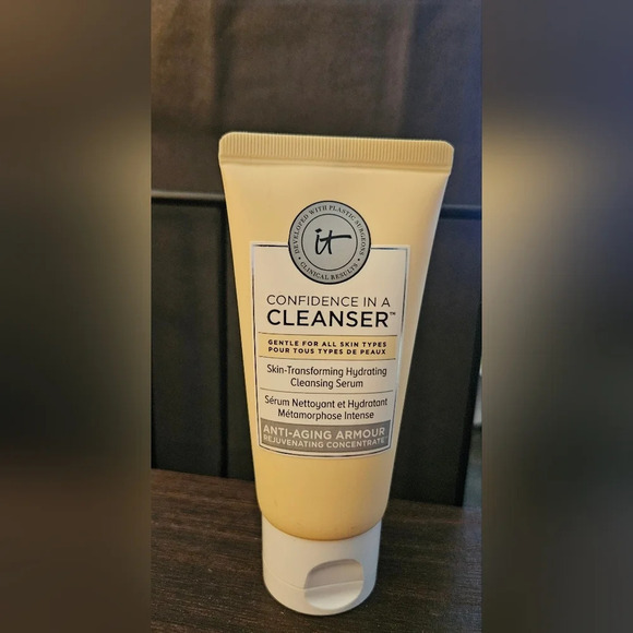 It Cosmetics Confidence in a Cleanser - Picture 1 of 3